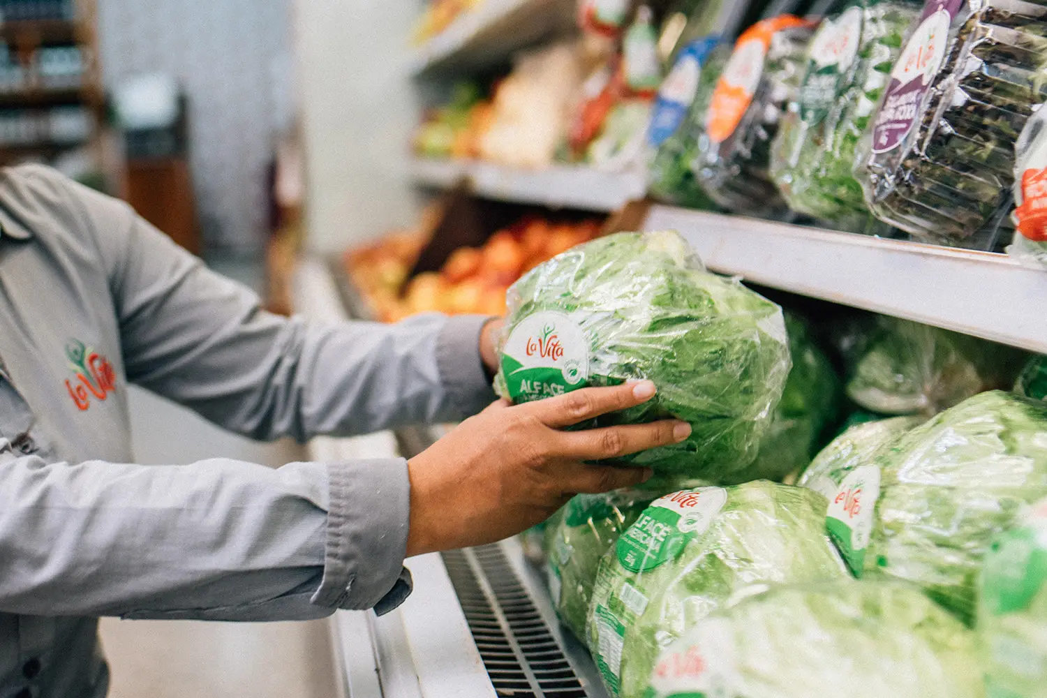 Alface americana embalada La Vita disponível no supermercado