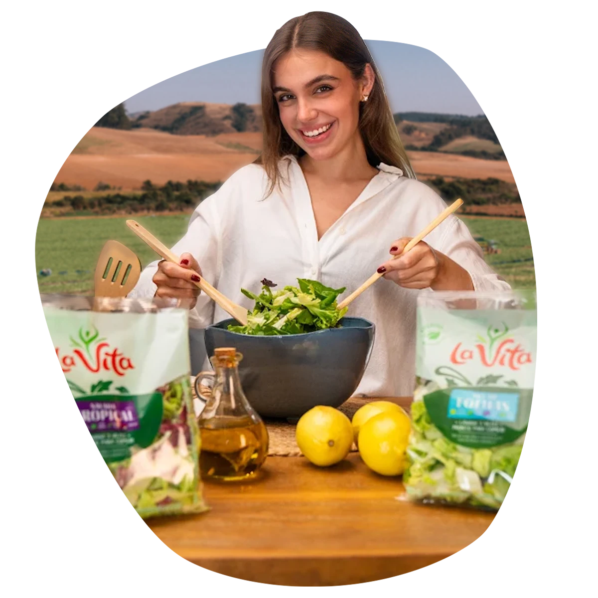 Mulher preparando salada com produtos La Vita em ambiente natural
