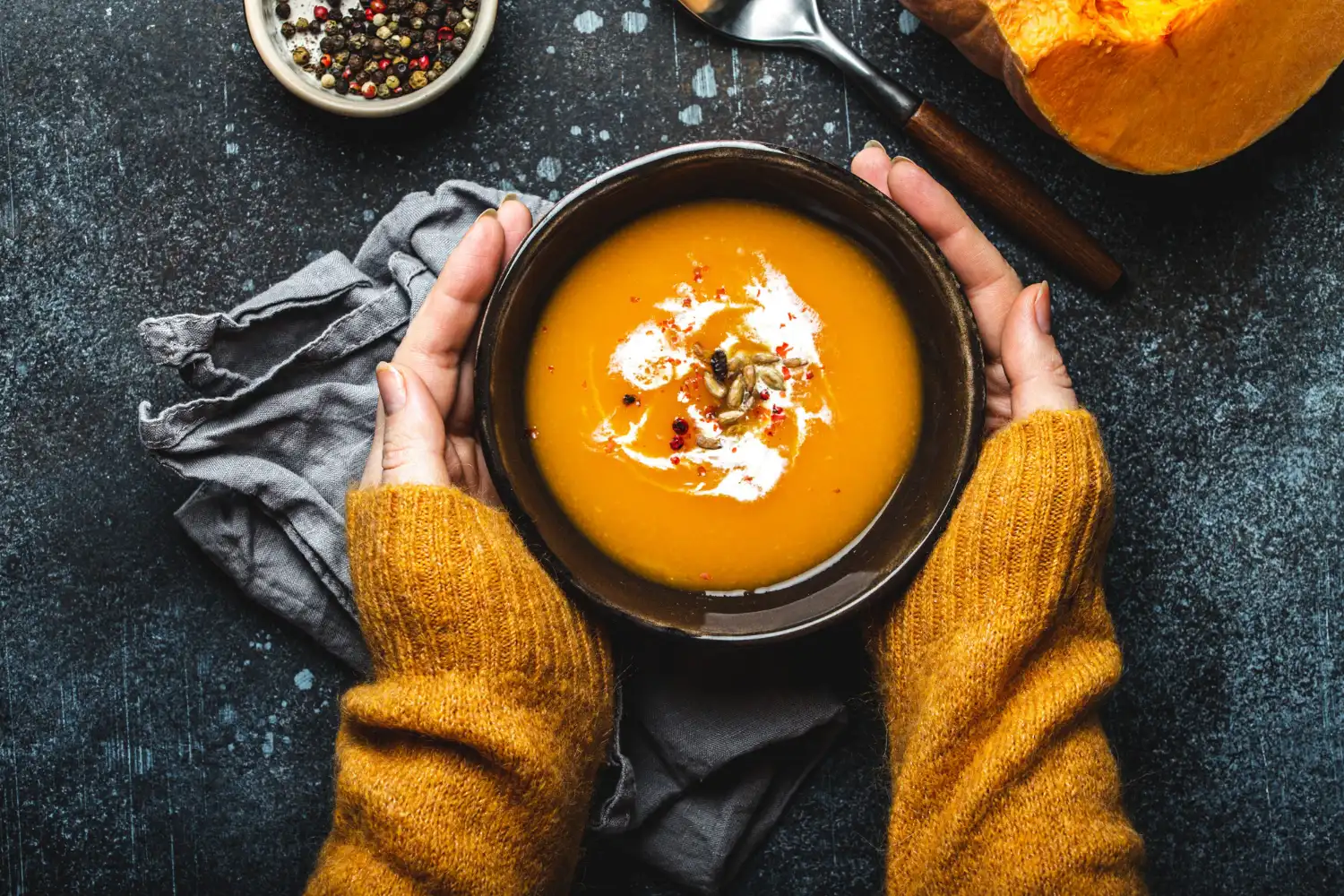 Caldo cremoso de abóbora saudável para o inverno, preparado com ingredientes frescos e práticos da La Vita.