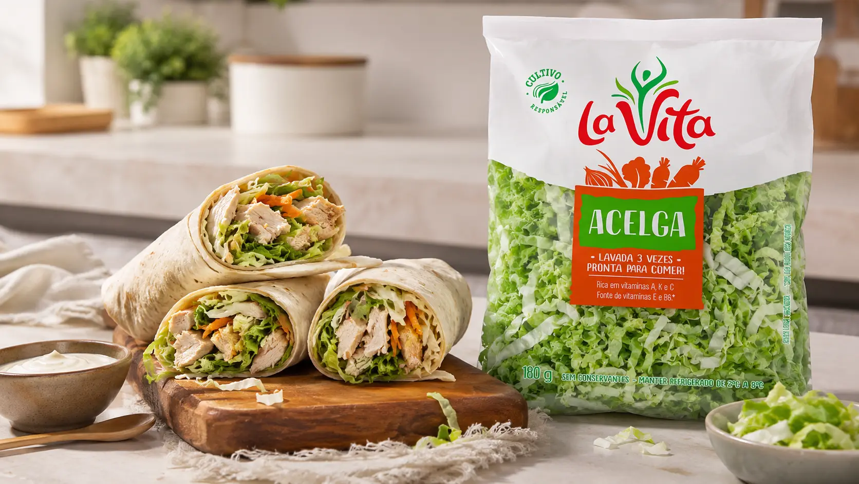 Wrap de frango com acelga preparado com Acelga La Vita em uma cozinha clara e moderna.